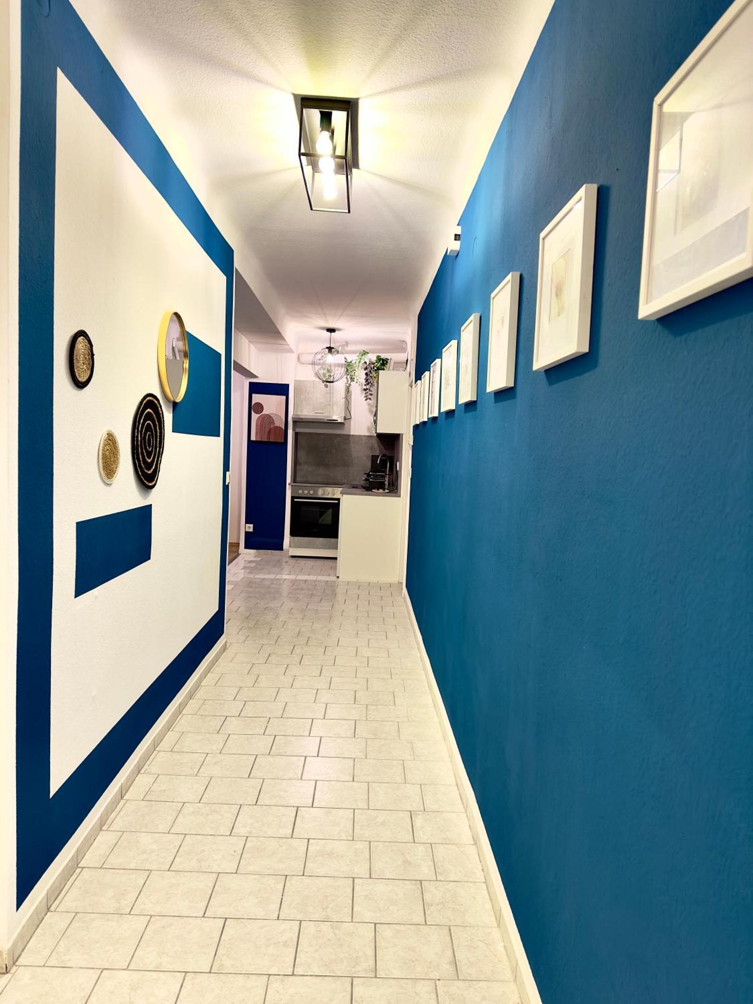 Design 3 Bedroom Near Main Train Station Apartment *