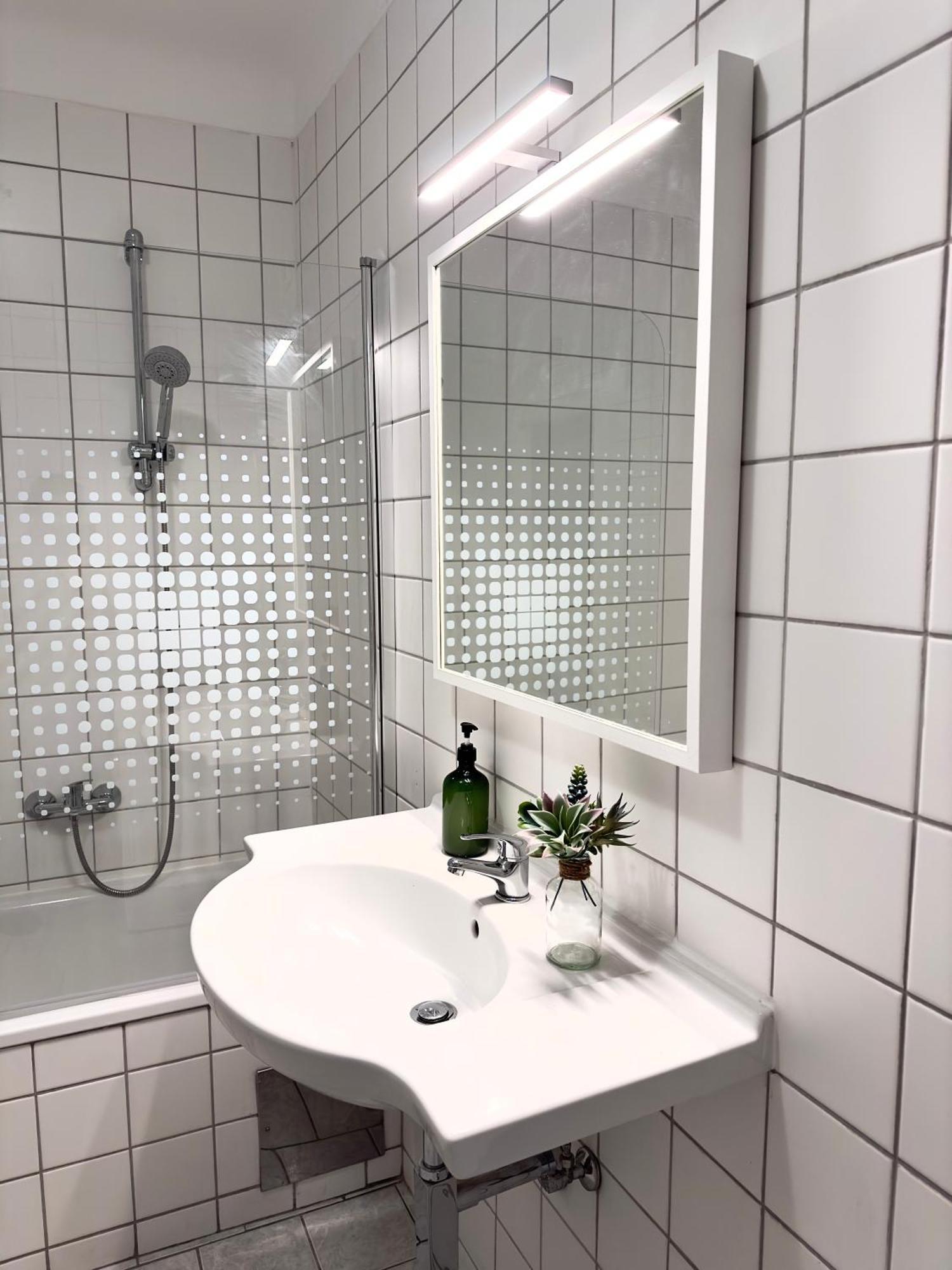 Design 3 Bedroom Near Main Train Station