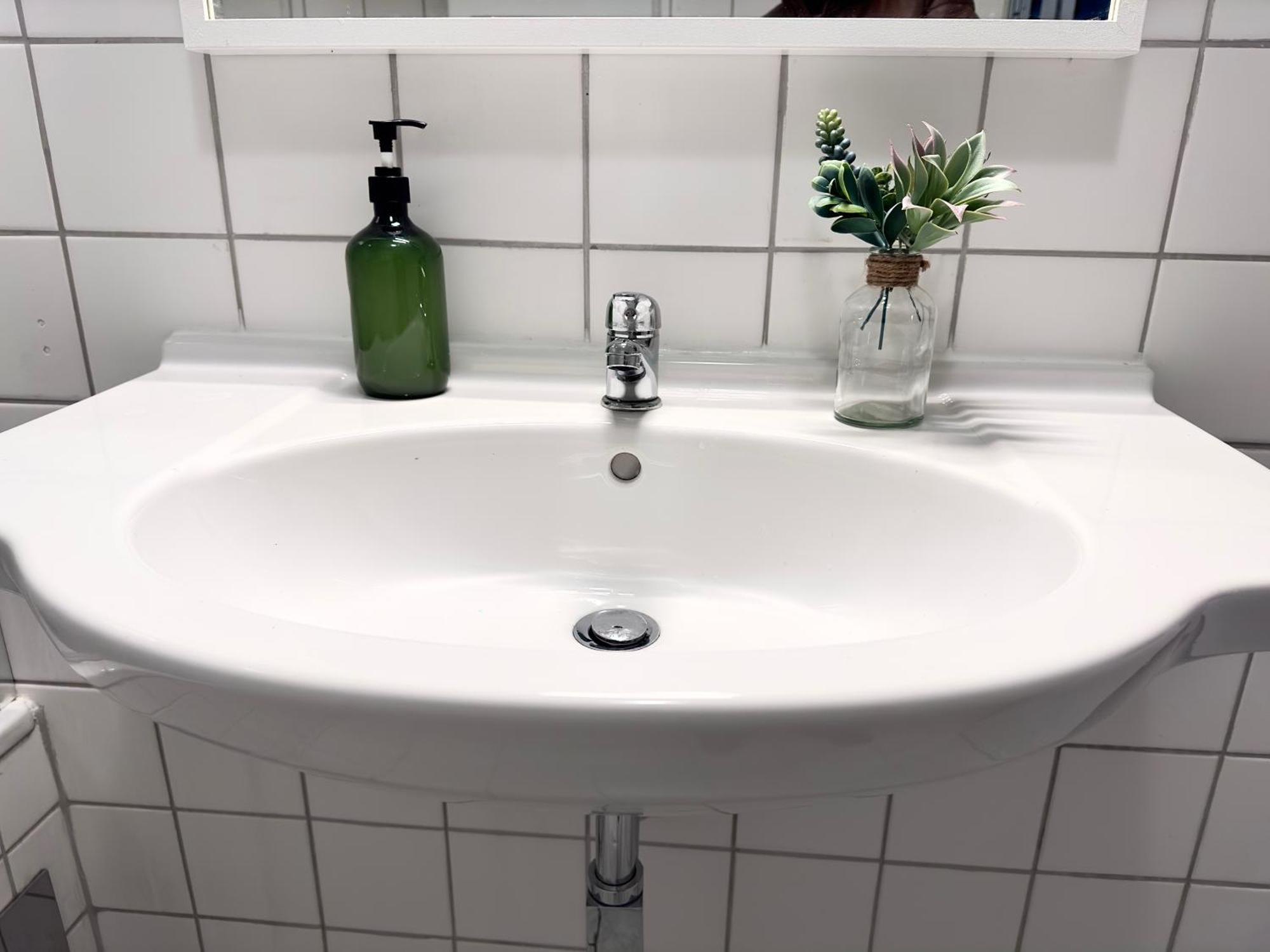 Apartment Design 3 Bedroom Near Main Train Station *