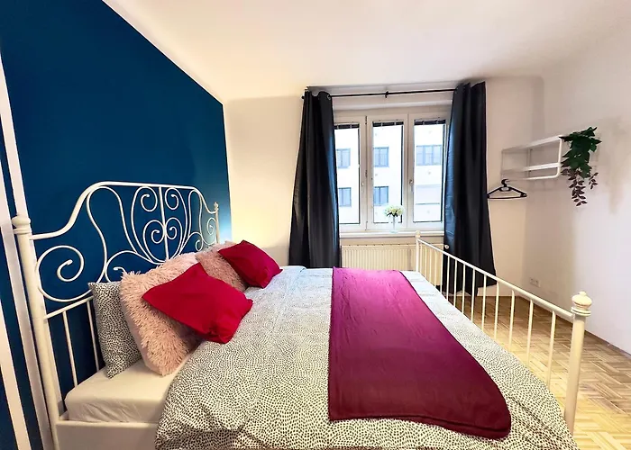Design 3 Bedroom Near Main Train Station Apartment
