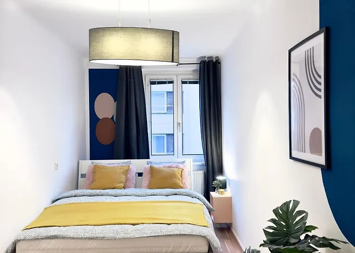 Design 3 Bedroom Near Main Train Station Apartment
