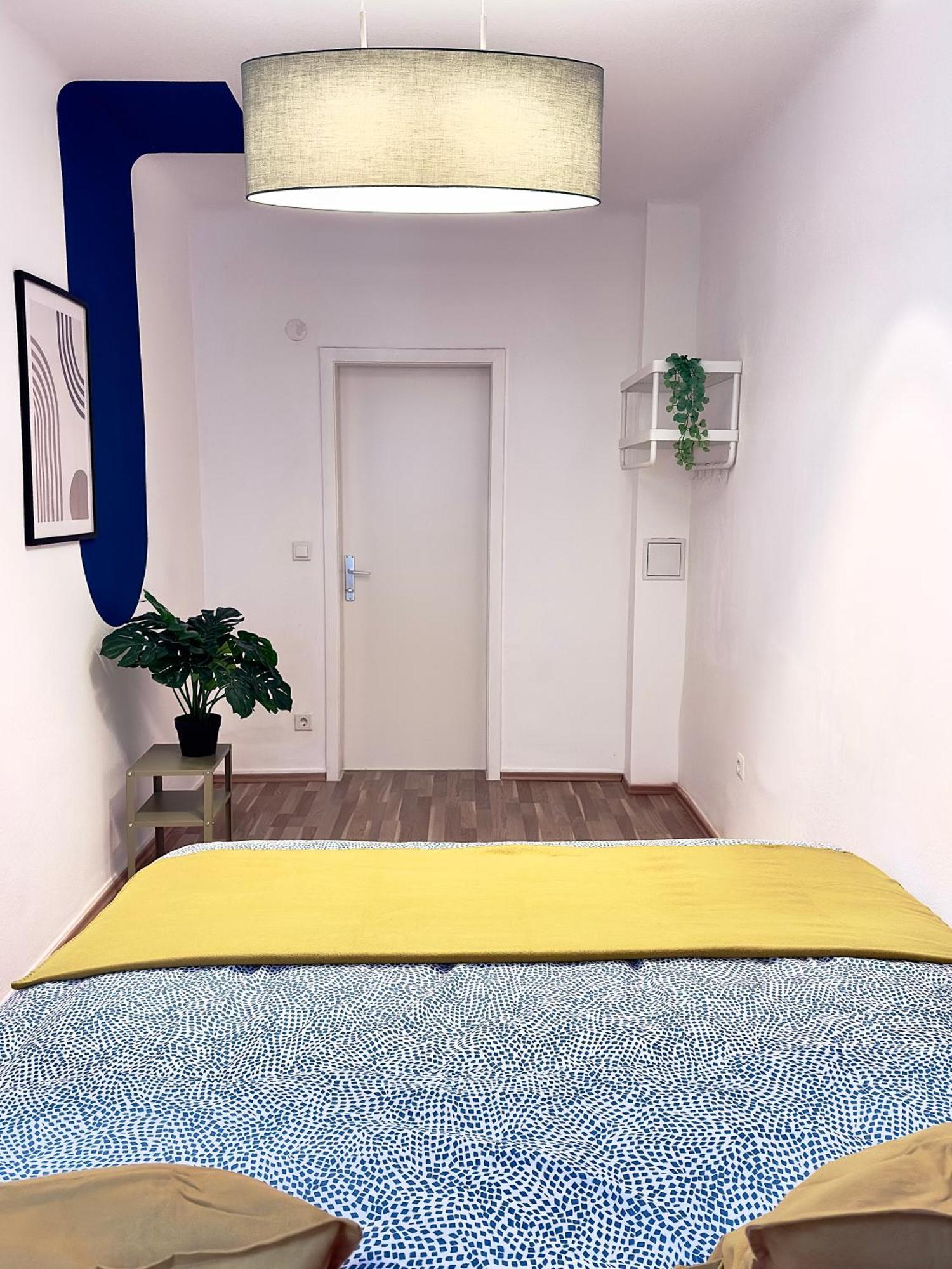 Design 3 Bedroom Near Main Train Station Apartment