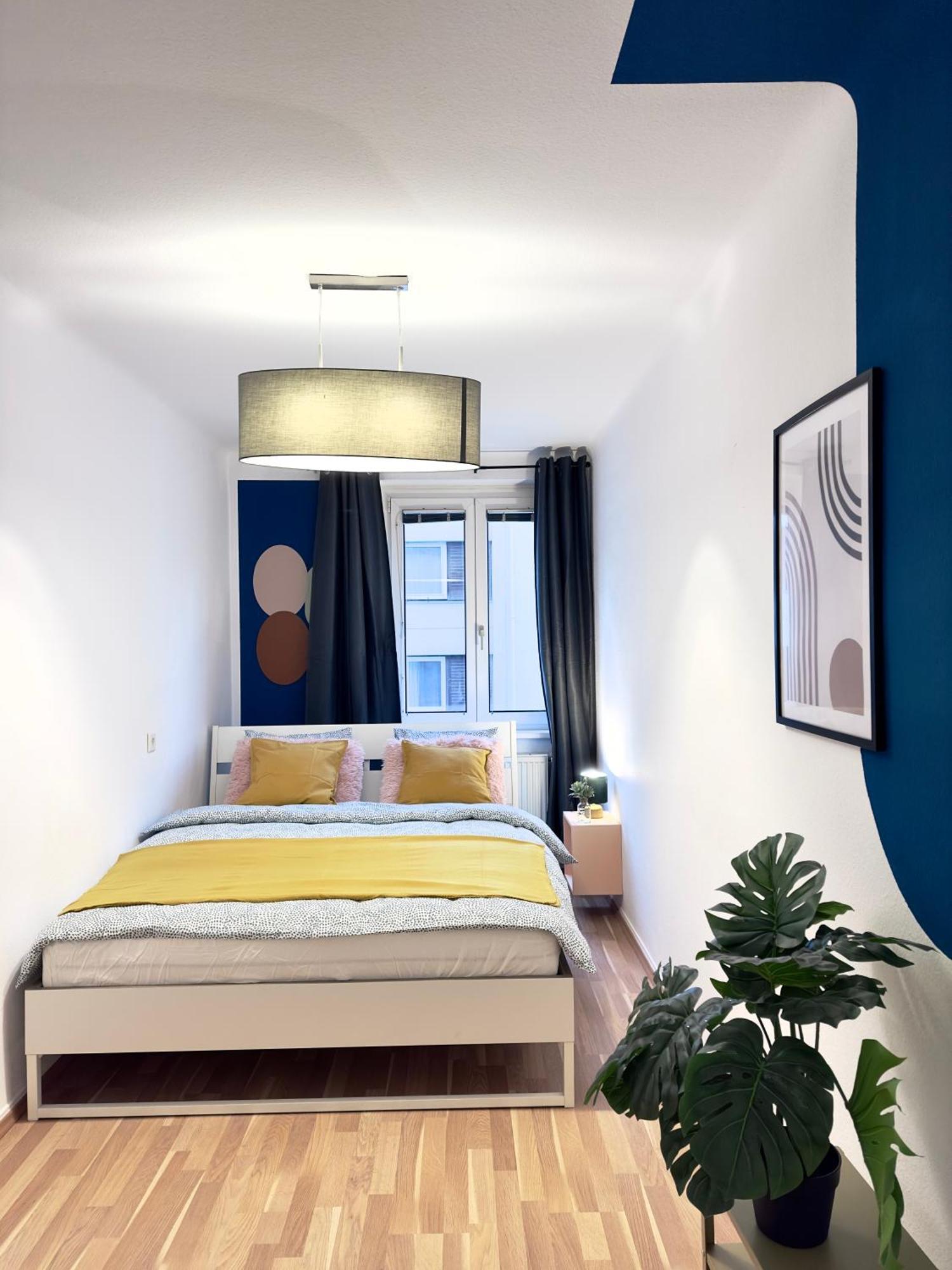 Design 3 Bedroom Near Main Train Station *