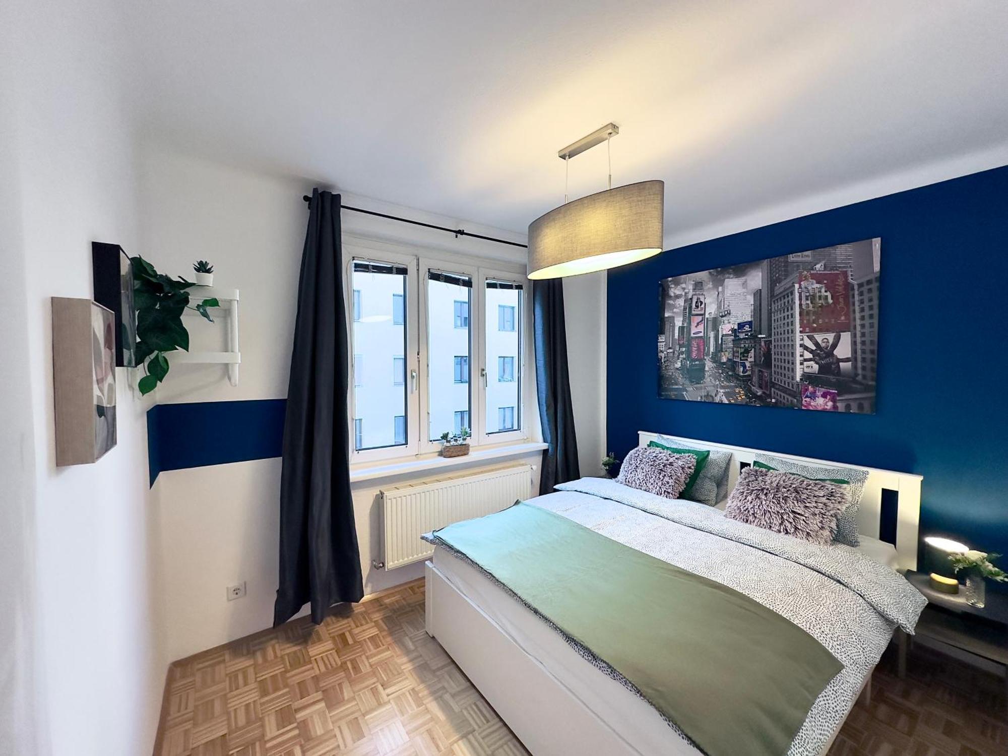 Apartment Design 3 Bedroom Near Main Train Station *