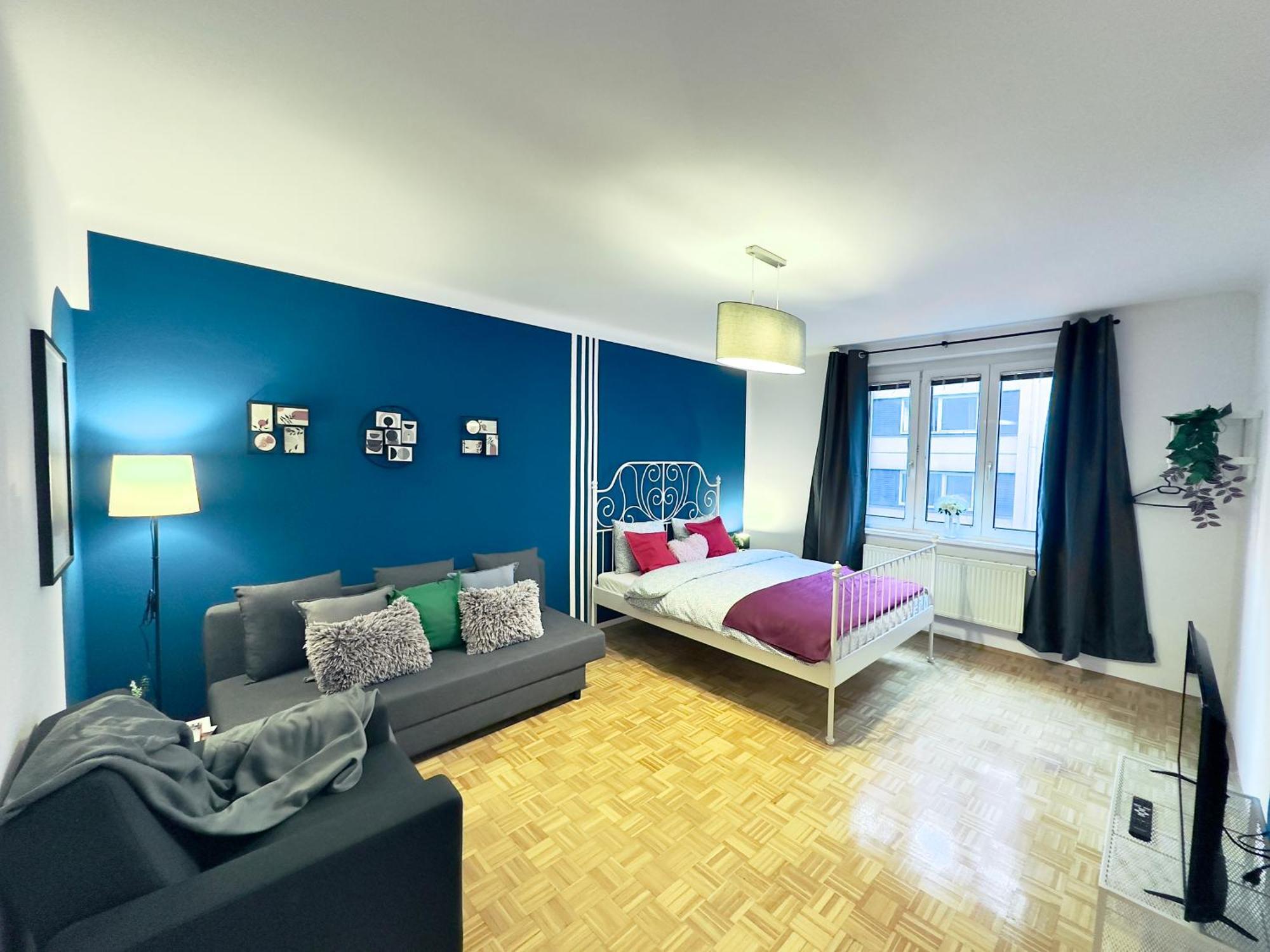 Design 3 Bedroom Near Main Train Station *