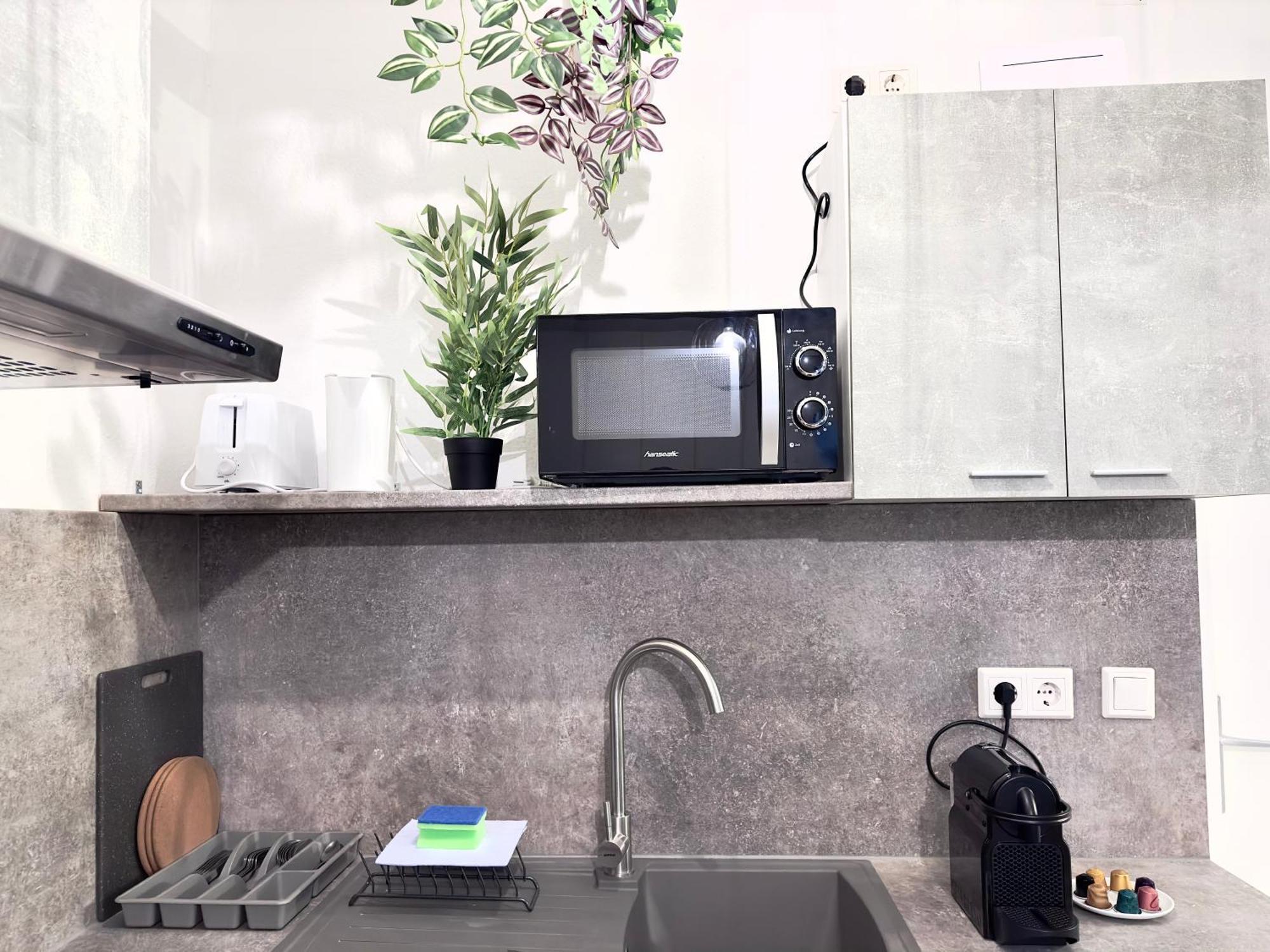 Apartment Design 3 Bedroom Near Main Train Station