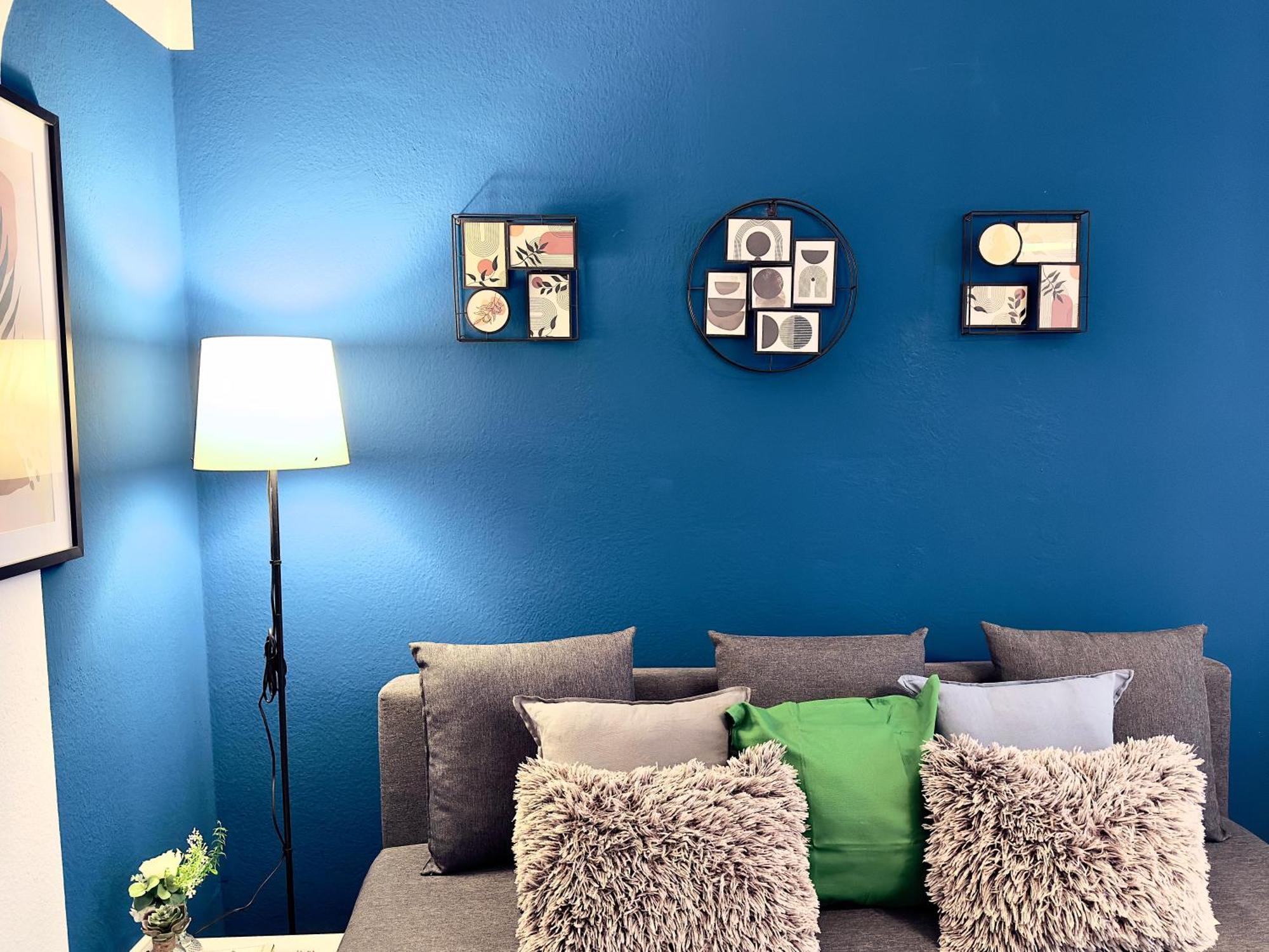 Apartment Design 3 Bedroom Near Main Train Station *