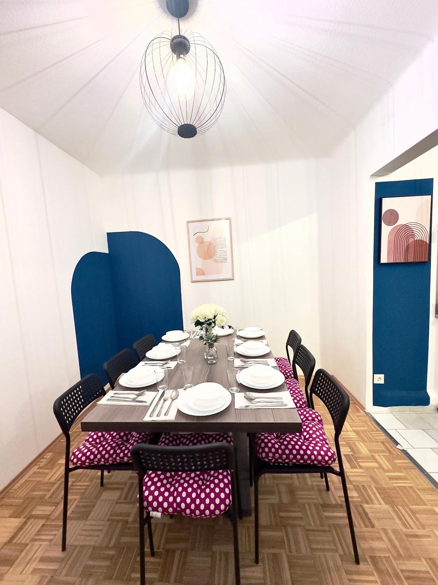 Design 3 Bedroom Near Main Train Station Apartment