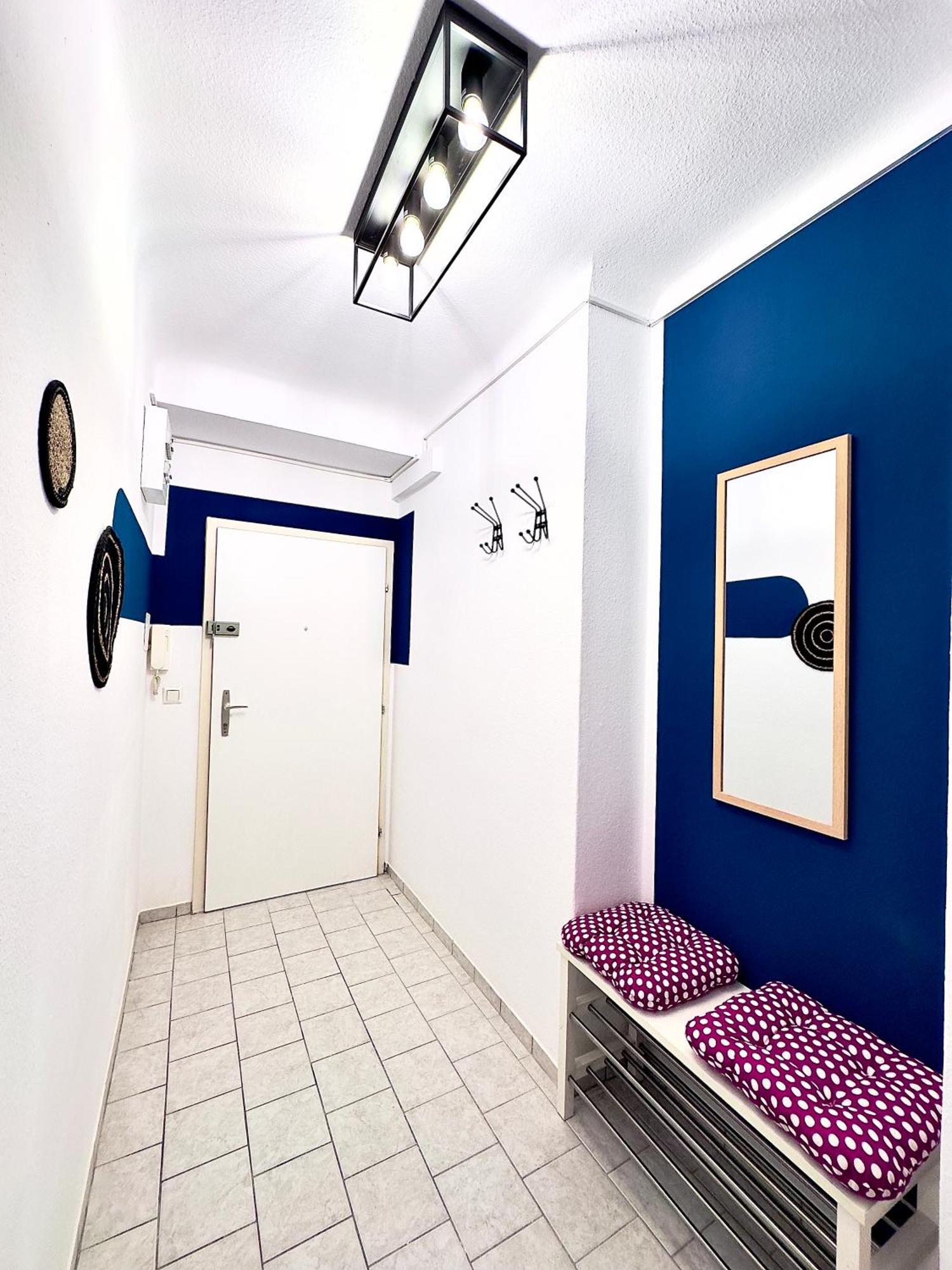 Design 3 Bedroom Near Main Train Station Apartment *