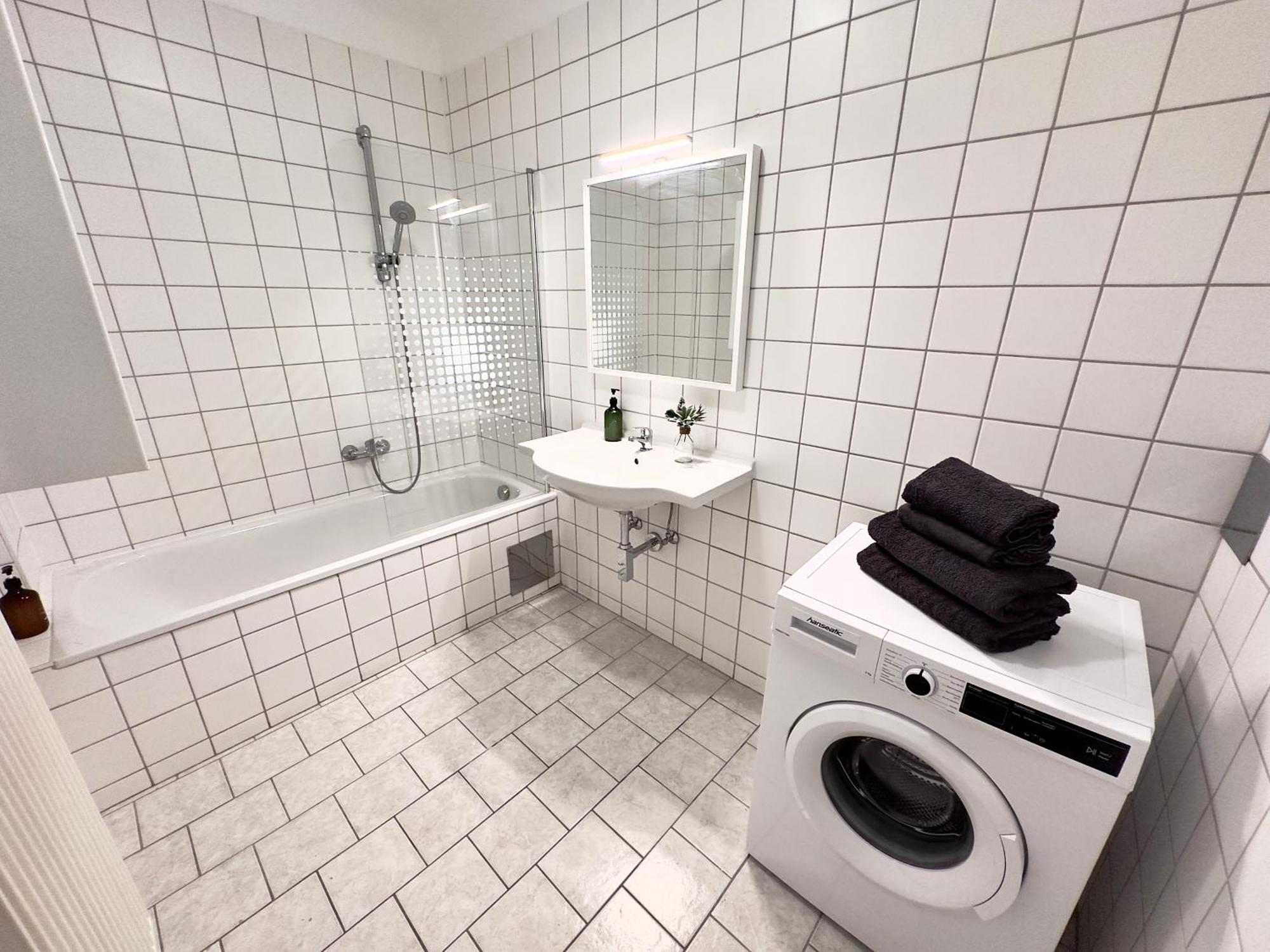 Apartment Design 3 Bedroom Near Main Train Station *
